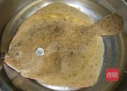Illustration of how to make steamed Xingcheng turbot 1