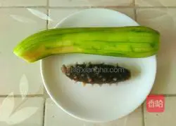 Illustration of how to stir-fry sea cucumber and loofah 1