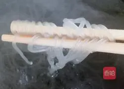 Illustration of how to make fried noodles with seafood, mushrooms and shredded pork 5