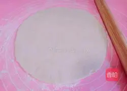 Illustration of how to make banana honey bean pizza (homemade pizza embryo) 6