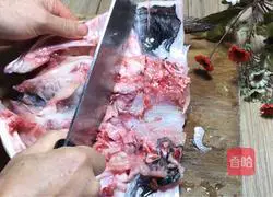 Illustration of how to make steamed fish head with perilla 1