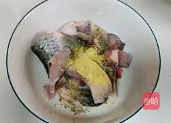 Illustration of how to make baked grass carp in casserole 1