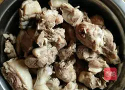 Illustration of how to make sauce-flavored beer duck 1