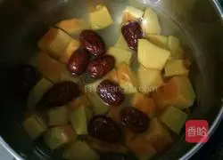 Illustration of how to make red date and pumpkin soup 4