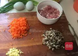 Illustration of how to make egg glutinous rice rolls 3