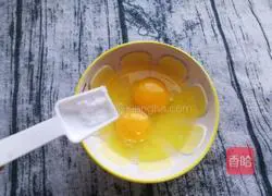 Illustration of how to wrap shrimps in wonton skins 17