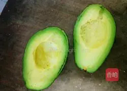 Illustration of how to make avocado and seafood salad 2