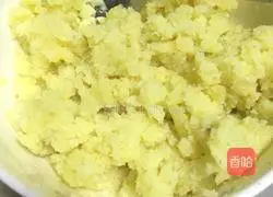 Illustration of how to make mashed potato pancakes 3