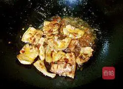 Illustration of how to make fresh bamboo shoots, fungus and twice-cooked pork 9