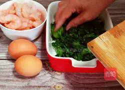 Illustration of how to make spinach, shrimp and egg custard 3