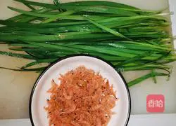 Illustration of how to make stir-fried river shrimp with leeks 1