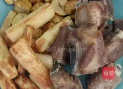 Illustration of how to make sweet and sour pork ribs with yam and chestnut 6