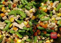 Illustration of how to stir-fry three diced minced meats 4