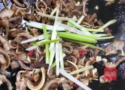 Illustration of how to make fried pig ears with three peppers 7