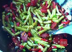 Illustration of how to make sausage and stir-fried green beans 9