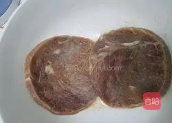 Illustration of how to make black pepper steak pasta 2