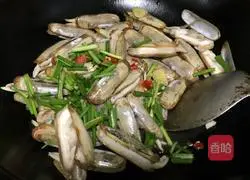 Illustration of how to stir-fry razor clams with wine aroma 5