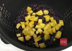 Illustration of how to make pineapple glutinous rice 9