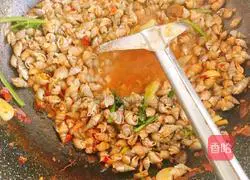 Illustration of how to stir-fry conch clams 2