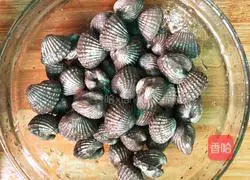 Illustration of how to scald blood clams in boiling water 1