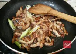 Illustration of how to make fried pork with mushrooms 4