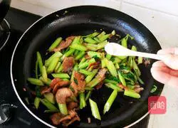 Illustration of how to make fried meat with celery 14