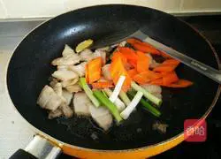 Illustration of how to make twice-cooked pork with soy sauce 7