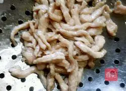 Illustration of how to stir-fry shredded pork with Hangzhou pepper and pickled mustard 7