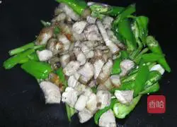 Illustration of how to make twice-cooked pork with chili pepper 6