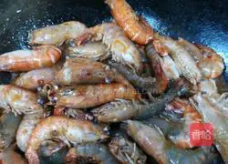 Illustration of how to make braised big head shrimp (Macrobrachium) in spicy oil 6
