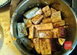 Illustration of how to make steamed spicy eggplant with steamed pork ribs with flour 3