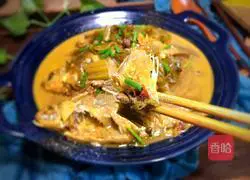 Illustration of how to stew crucian carp with pickled cabbage 10