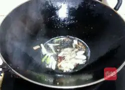 Illustration of how to make twice-cooked pork with cabbage and vermicelli 4