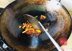 Illustration of how to cook small crucian carp with bean paste 5