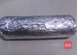 Illustration of how to make red yeast powder cream cake roll 17