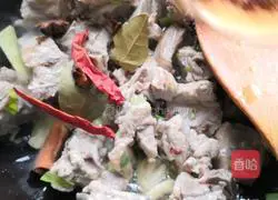 Illustration of how to make pork ribs and stewed potatoes 12