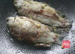Braised crucian carp recipe 5