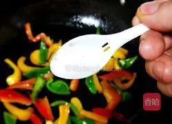 Illustration of how to stir-fry shrimps with colored peppers 16