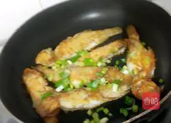 Illustration of how to make golden fried fish 8