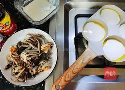 Illustration of how to make noodles with crabs 4