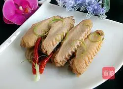 Illustration of how to make salted duck wings 11