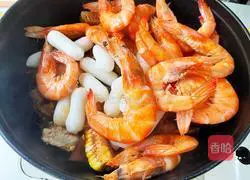 Chicken wings, rice cakes and shrimps Illustration of how to make a clay pot 12