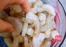 Illustration of how to make fried shrimps with colored peppers 1