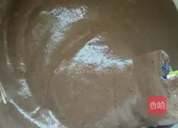 Illustration of how to make white and black yogurt mousse 5