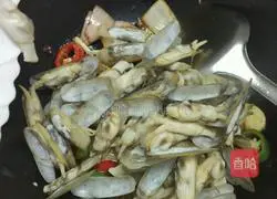 Illustration of how to stir-fry razor clams 7