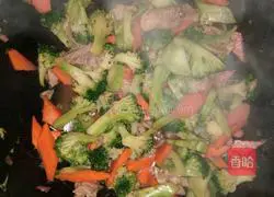 Illustration of how to make stir-fried broccoli and carrots with meat 6