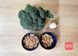 Illustration of how to make fried broccoli with scallops and shrimps 1