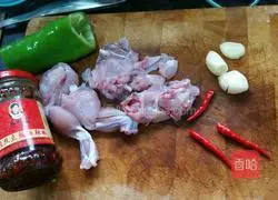 Illustration of how to make spicy stir-fried bullfrog 2