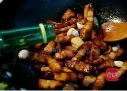 Illustration of how to make braised pork and eggs 5