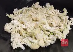 Shrimp Illustration of how to make stir-fried cauliflower 5